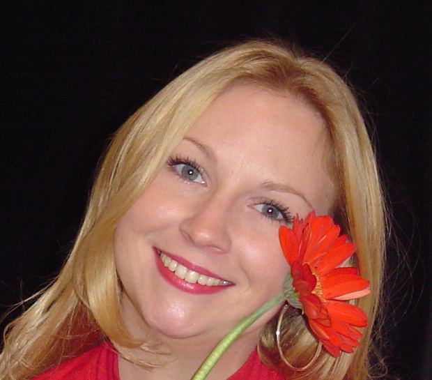 una mujer sonriente despues de una cirugia plastica exitosa